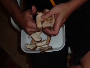 Cortando cogumelos Shitake pra ir pra manteiga também